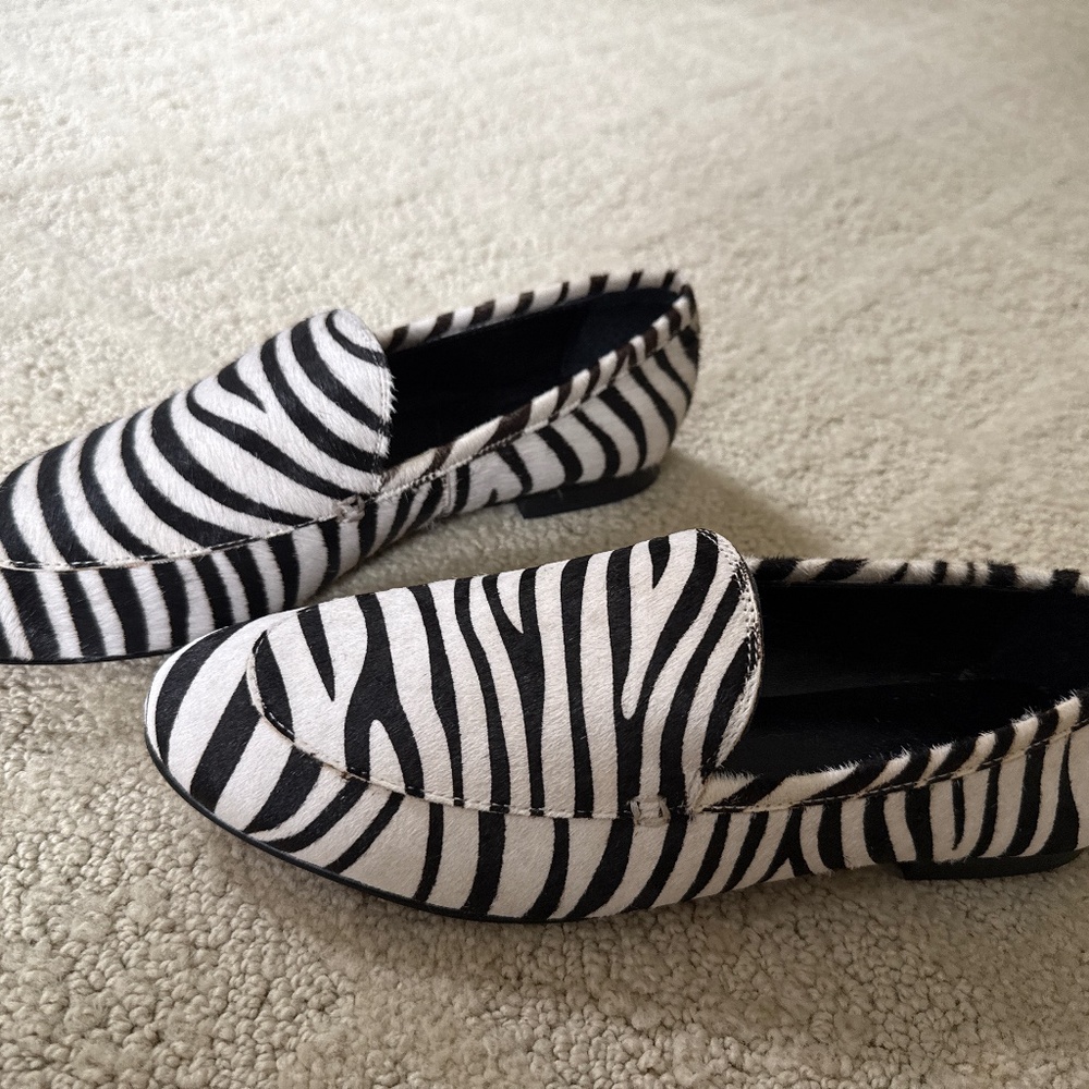 Banana Republic zebra flats, nwot